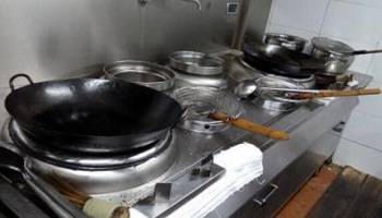 食堂燃?xì)庠罹? /> 
<h3>
	食堂燃?xì)庠罹?
</h3>
1、使用燃?xì)庠罹咔埃瑧?yīng)先檢查所有截門是否關(guān)閉，確認(rèn)無(wú)誤后，開啟總截門再進(jìn)行使用。<br />
2、操作時(shí)須嚴(yán)格執(zhí)行“火等氣”的原則，嚴(yán)禁先開氣后點(diǎn)火，以防爆燃。<br />
3、點(diǎn)火時(shí)，應(yīng)先點(diǎn)燃點(diǎn)火棒，再點(diǎn)燃長(zhǎng)明火，由長(zhǎng)明火點(diǎn)燃主火孔。嚴(yán)禁違章操作。<br />
4、間斷使用時(shí)，須先確認(rèn)長(zhǎng)明火是否長(zhǎng)明，如已熄滅，須按第三條重新操作。嚴(yán)禁盲目操作而發(fā)生燃?xì)庑孤丁?br />
5、使用完畢后，應(yīng)按程序先關(guān)小截門，再關(guān)中截門，最后關(guān)閉總截門。嚴(yán)禁只關(guān)總截門而不關(guān)中、小截門。<br />
6、凡使用者必須保持灶具設(shè)備干凈整潔、完好無(wú)損，發(fā)現(xiàn)問題及時(shí)報(bào)告。<br />
7、如發(fā)現(xiàn)燃?xì)庑孤兑⒓搓P(guān)閉總截門，迅速開窗通風(fēng)并及時(shí)報(bào)修。<br />
8、下班時(shí)，必須檢查所有燃?xì)饨亻T、電器開關(guān)是否關(guān)閉，確認(rèn)無(wú)誤后，方可下班離崗。<br />
<hr />
<img src=
